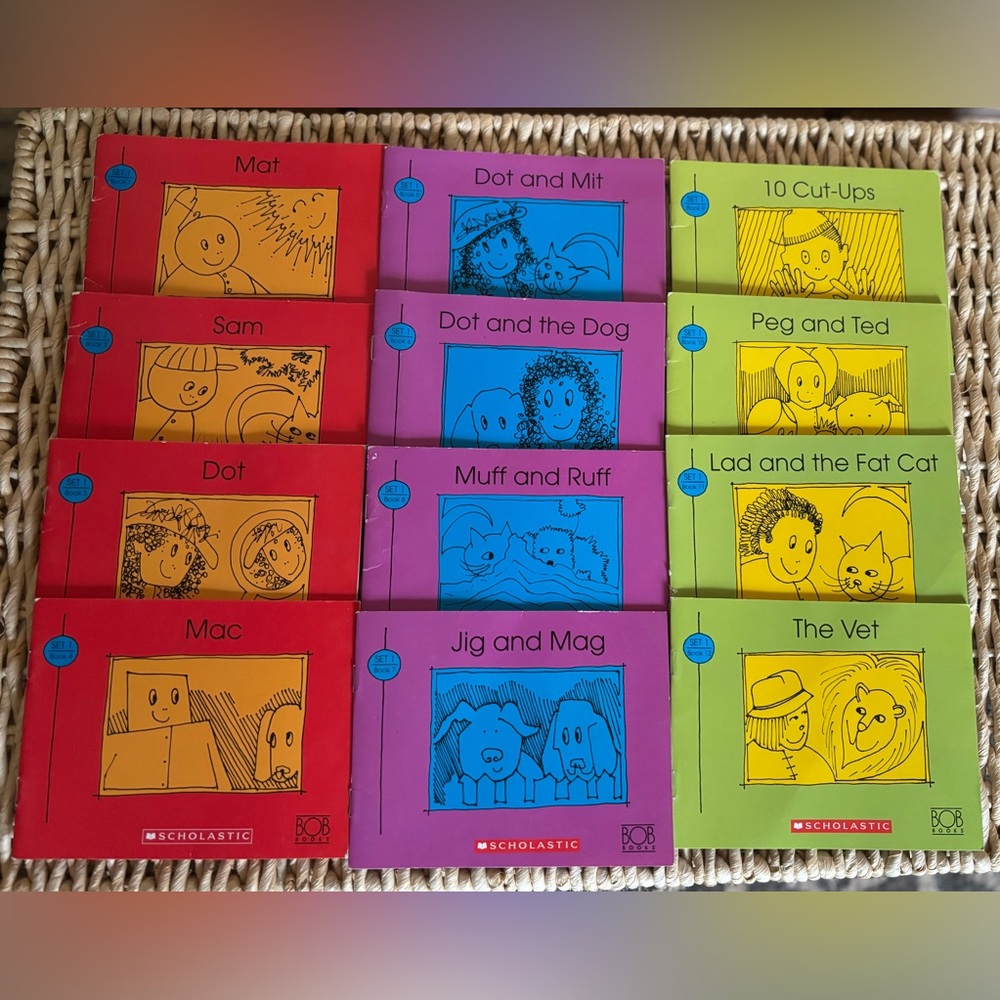 Bob Books Set 1 - 12 books - Beginner Readers - Phonics Skills - Scholastic Inc.